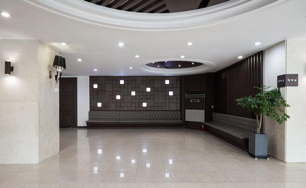 Itaewon Crown Hotel Сеул Екстер'єр фото